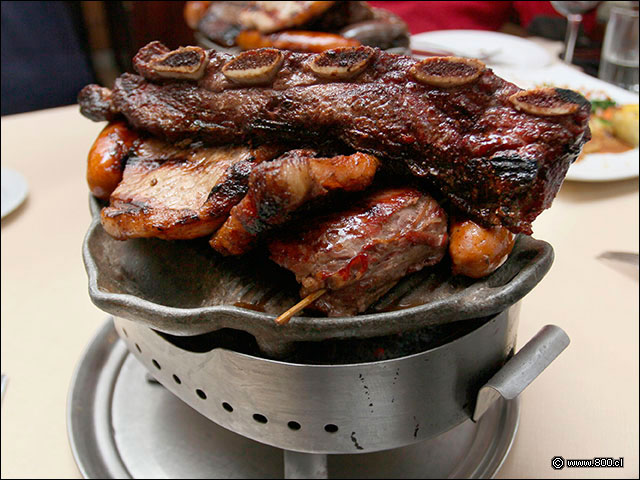 Asado de Tira, chuletas de cerdo, pinchos de filete y longanizas en la Parrilada Premium - Los Buenos Muchachos - Cumming
